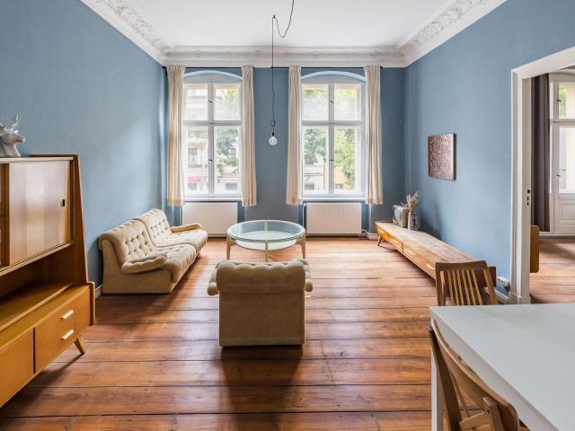 2 Zimmer Wohnung im historischen Altbau mit Stuckdetails und hohen Decken