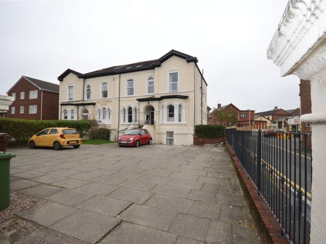 2 room apartment to let in Queens Road, Southport, PR9 9HN