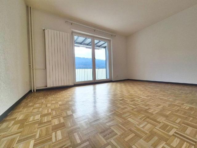 2 room apartment with large balcony and elevator!