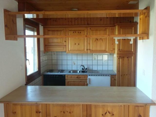 2 room apartment 1/2 of 65 m2, quiet residential building with greenery