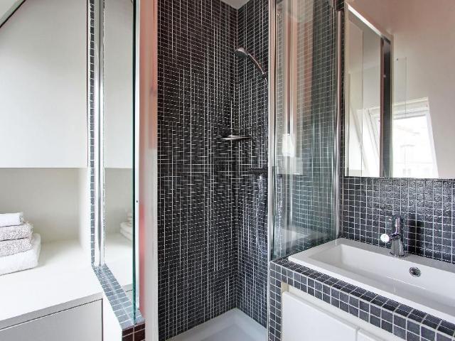 2 room flat Martyrs, Paris Amsterdam Apartments for Rent