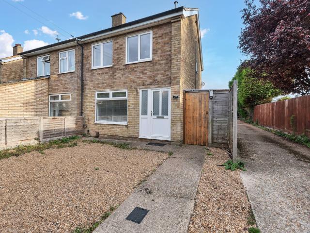 2 room house to let in Garden Walk, Royston, SG8