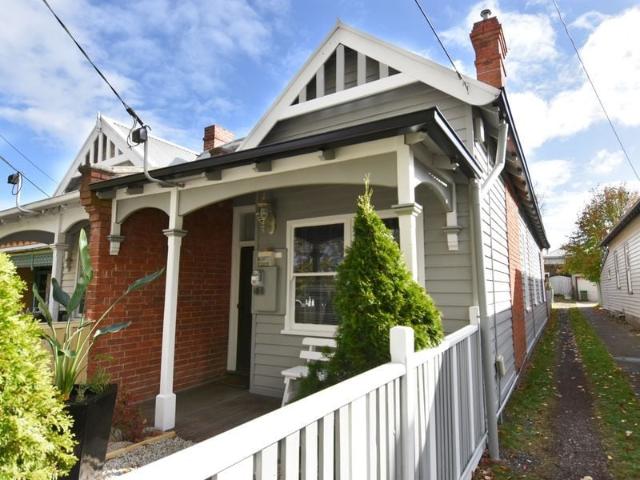 2 room house to let in 108 Raglan Street South, Ballarat Central