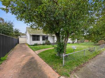 2 room house to let in 1 Clematis Avenue, Wendouree