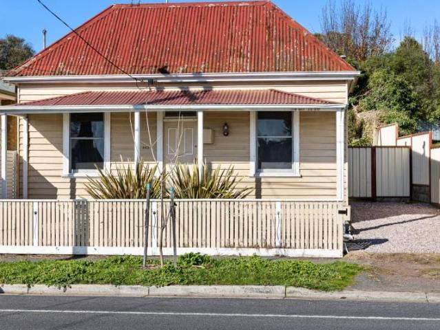 2 room house to let in 403 Humffray Street South, Golden Point