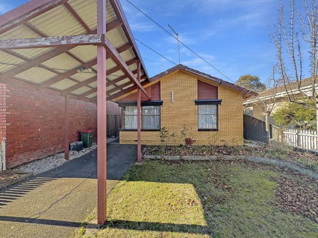 2 room house to let in 516 Doveton Street North, Soldiers Hill