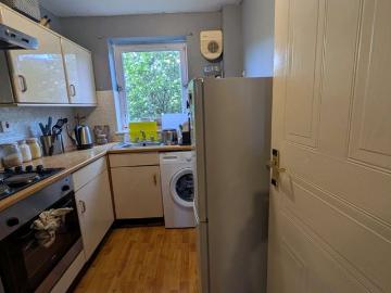 2 Rooms Available in 3 Bedroom Flat in West End!