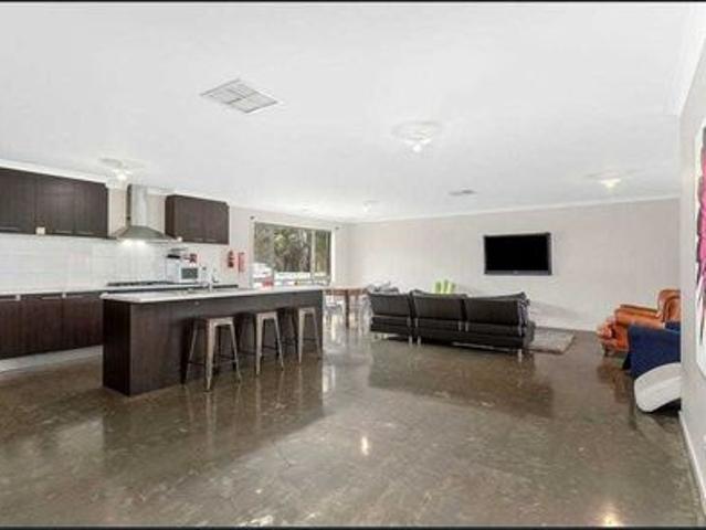 2 ROOMS AVAILABLE IN ROOMING HOUSE, WALKING DISTANCE TO DEAKIN UNI
