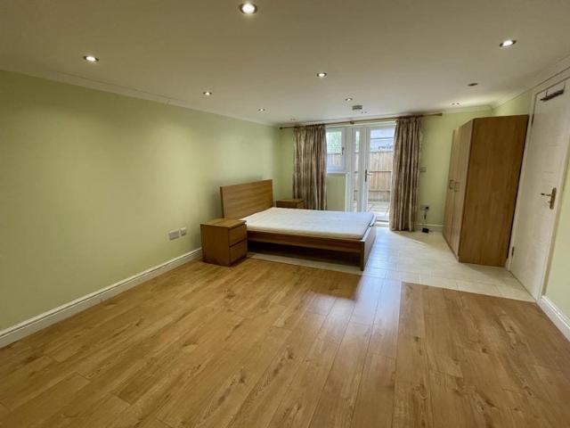 2 rooms self contained garden property