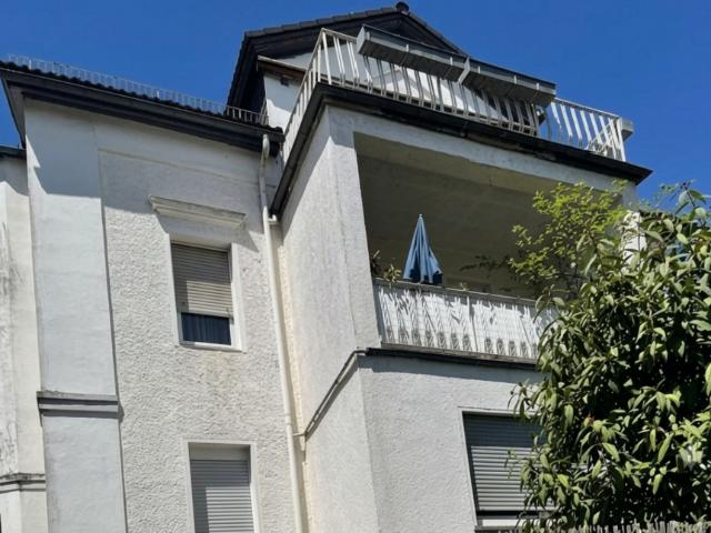 2 Stadt Wohnungen mit Balkon in historischem Haus zum Selbstbezug und Kapitalanlage