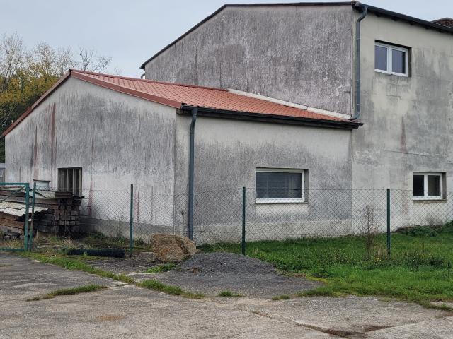 2 stöckiges massives Objekt als Ausbauhaus mit Garagen