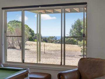 2 Story Executive Style home on 5 acres 4 beds plus study.Fantastic Views and Very Private. Power included in rent