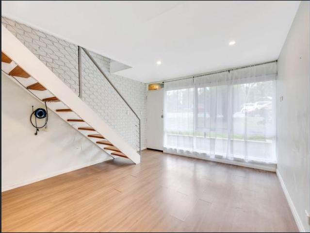 2 Story Unit in the Heart of Goolwa!