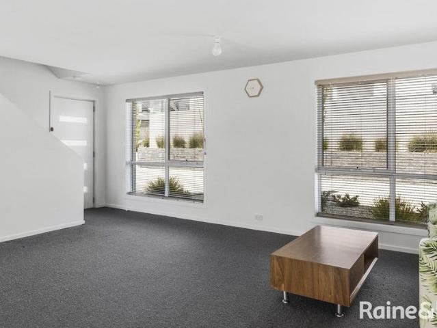 2 Storey Townhouse Within Walking Distance To The Centre of Kingston!