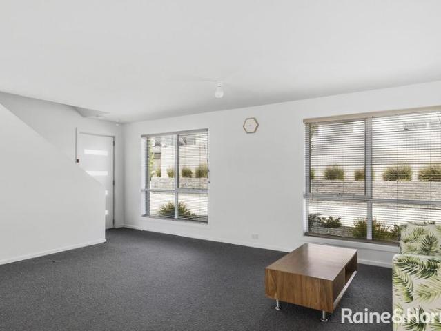 2 Storey Townhouse Within Walking Distance To The Centre of Kingston!