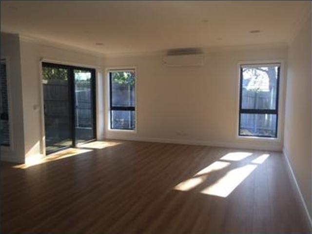 2 Storey Executive townhouse in Beaconsfield
