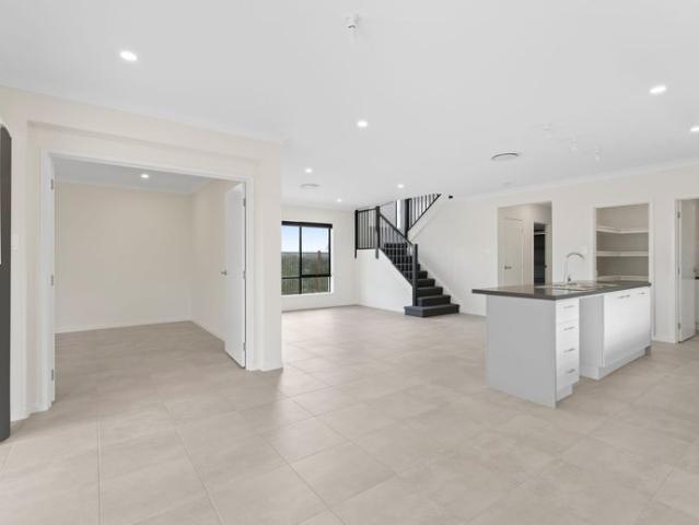 2 STOREY HOME ON LARGE 796 m2 BOCK