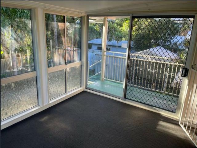 2 STOREY HOME SHORT STROLL FROM WOORIM BEACHFRONT