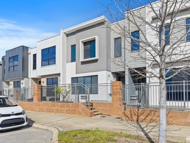 2 STOREY LIVING FOR LOCK AND LEAVE PROFESSIONALS