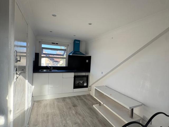 2 studio apartment in East Ham bills included