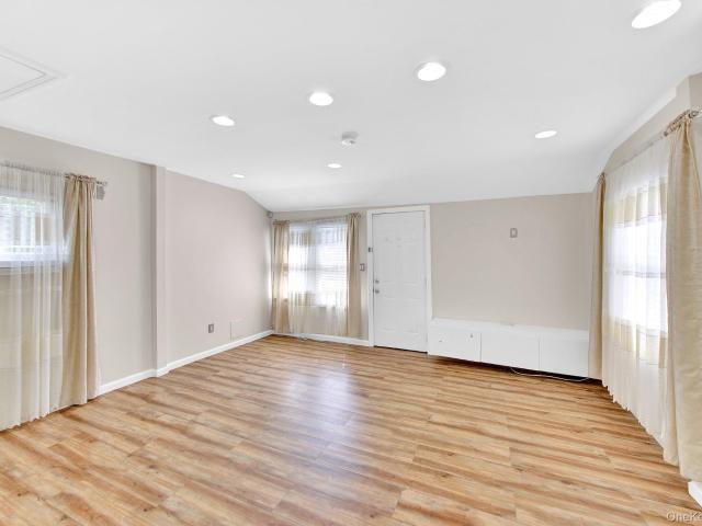 2 Sampson Street E