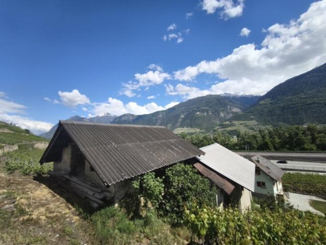 2 SCHEUNEN ZUR RENOVIERUNG VON SIERRE GELÄNDE MIT 780 M²
