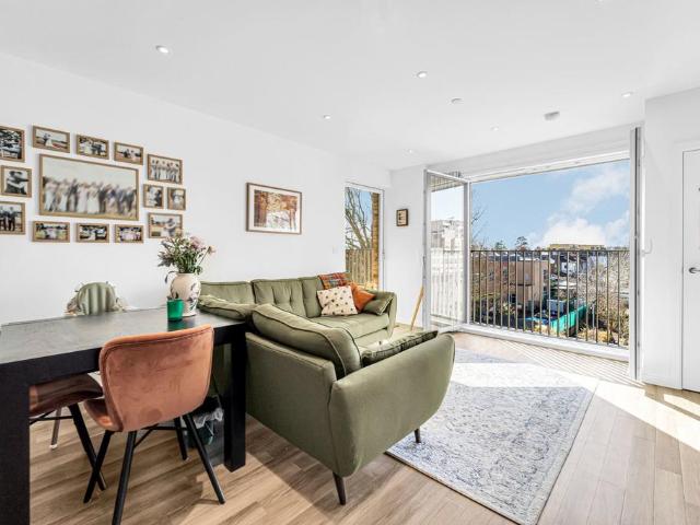 2 Selbourne Avenue, Hounslow TW3 2 bed apartment to rent £2,100 pcm £485 pw