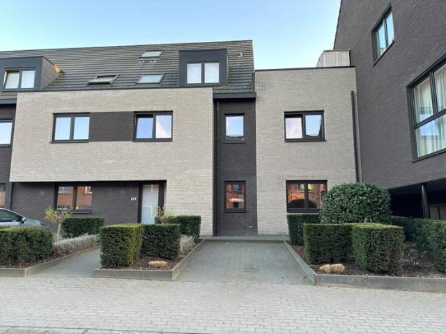 2 slpkm gelijkvloers appartement met privé garage