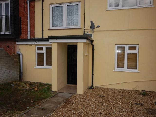 2 South Street, Pennington. 2 bed ground floor flat to rent £1,050 pcm £242 pw