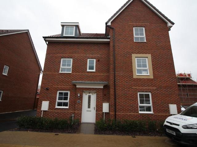2 Tawny Grove, Coventry, CV4 8NL 3 bed semi detached house to rent £1,800 pcm £415 pw