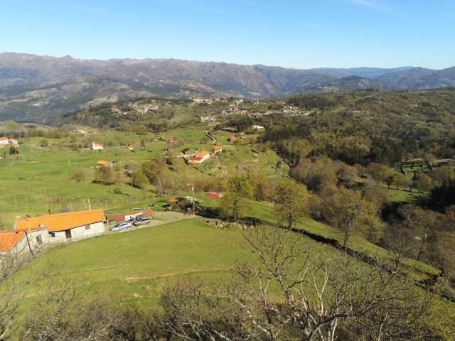 2 Terrenos um com 3.500m2 para construção e outro 1500m2 zona Gerês