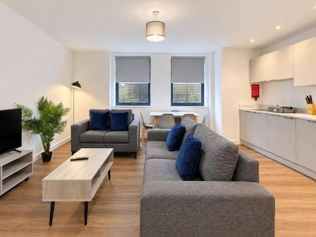 2 The Square, Swindon SN1 3 bed apartment to rent £1,500 pcm £346 pw