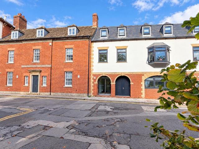 2 The Square, Swindon SN1 1 bed flat to rent £1,150 pcm £265 pw