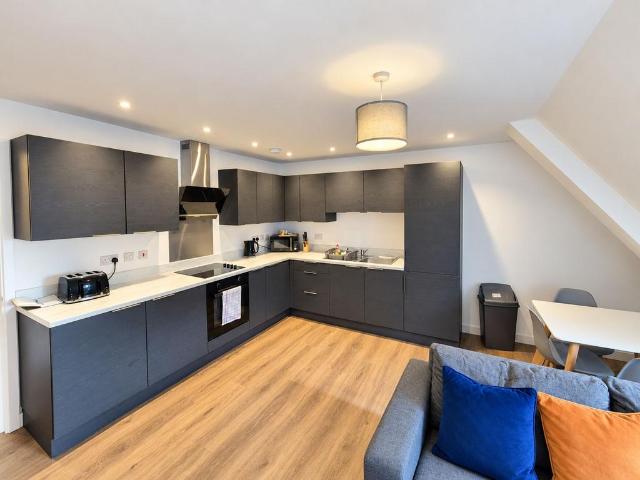 2 The Square, Swindon SN1 2 bed apartment to rent £1,450 pcm £335 pw