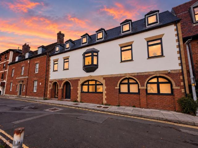 2 The Square, Swindon SN1 2 bed flat to rent £1,450 pcm £335 pw