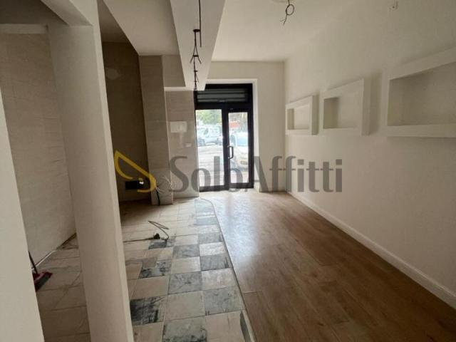 2 vetrine Corso Gabriele Manthone monolocale 35mq