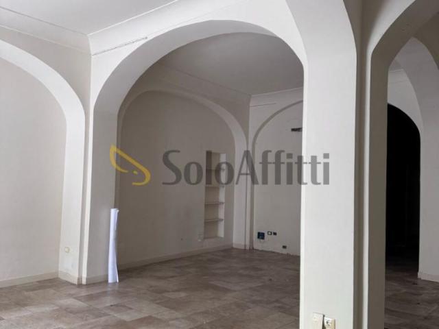 2 vetrine Corso Gabriele Manthone quadrilocale 100mq