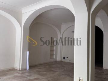 2 vetrine Corso Gabriele Manthone quadrilocale 100mq