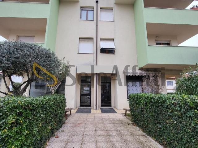 2 vetrine bilocale 65mq