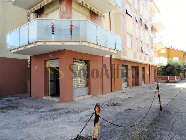 2 vetrine monolocale 42mq