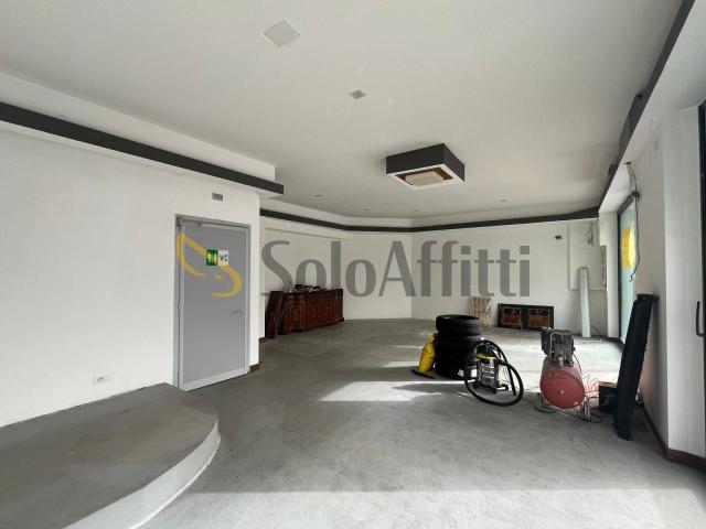 2 vetrine monolocale 90mq