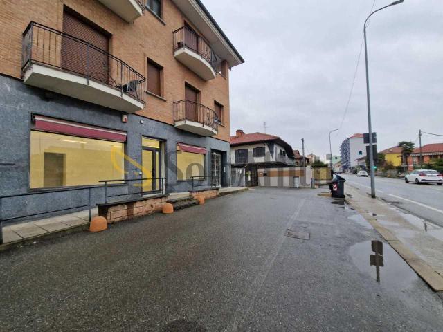 2 vetrine Strada Cuorgnè 168 quadrilocale 115mq