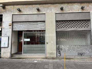 2 vetrine Piazza Carità trilocale 150mq