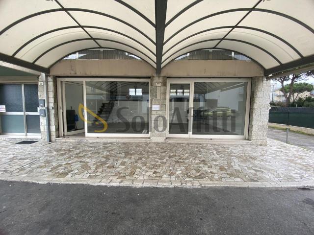 2 vetrine Via dei Martiri 33A 2055 monolocale 100mq