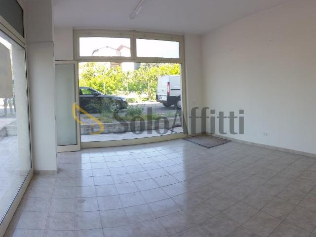 2 vetrine via Del Pontiere 27/A monolocale 30mq