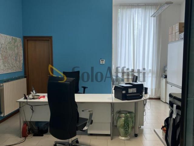 2 vetrine Via G. B. Busnelli 78 monolocale 40mq