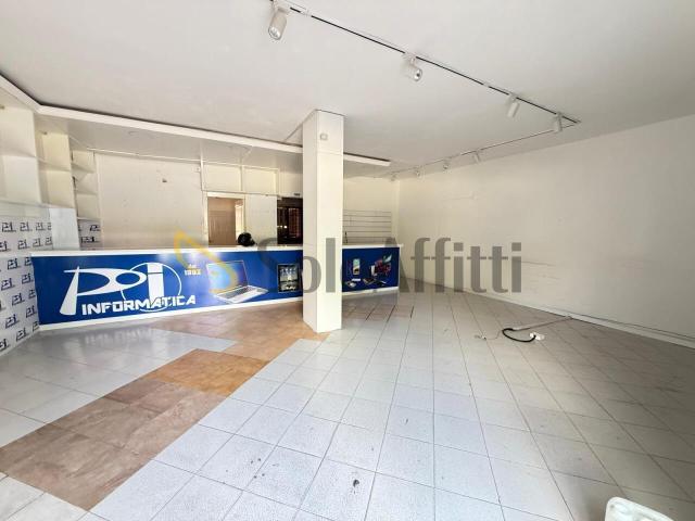 2 vetrine Via John Fitzgerald Kennedy 28 monolocale 94mq