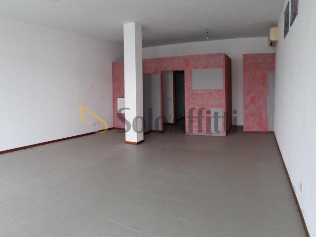 2 vetrine Via Lussu monolocale 70mq