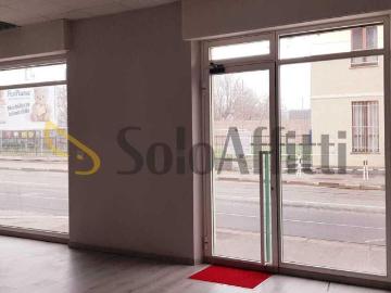 2 vetrine VIA PASSO BUOLE 79 monolocale 45mq