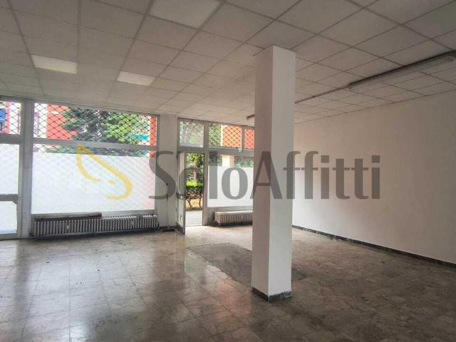 2 vetrine Via Paperia 9 bilocale 120mq